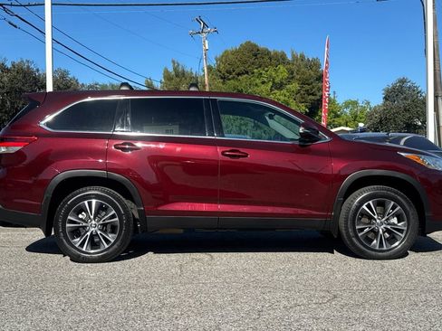 Used 2019 Toyota Highlander LE image 2