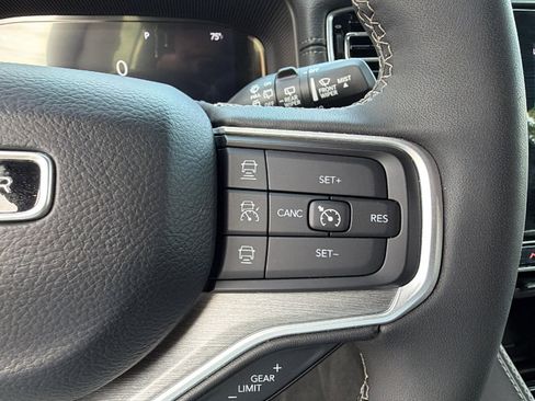 Used 2025 Jeep Wagoneer 4WD w/ Convenience Group I image 31