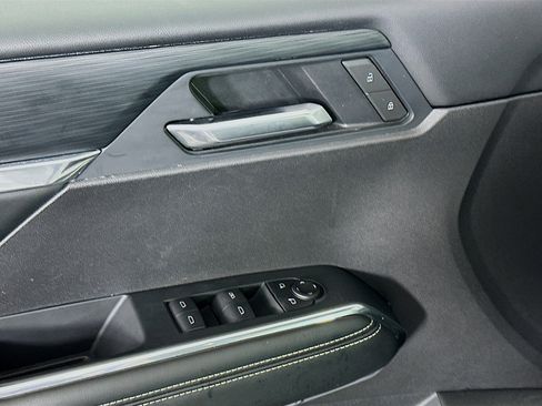 Used 2025 GMC Acadia Elevation image 15