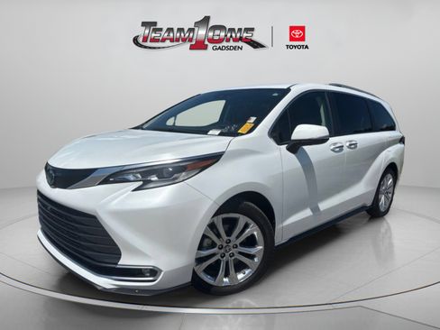 Used 2022 Toyota Sienna Platinum FWD image 4