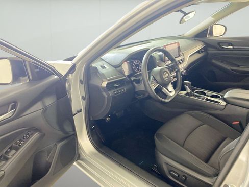 Used 2024 Nissan Altima 2.5 SV FWD image 12