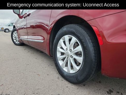 Used 2018 Chrysler Pacifica Touring-L image 16