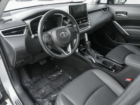 Used 2023 Toyota Corolla Cross XLE w/ Convenience Package FWD image 7