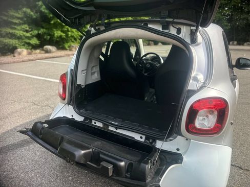 Used 2017 smart fortwo pure RWD image 16