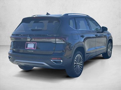 Used 2025 Volkswagen Taos SE image 5