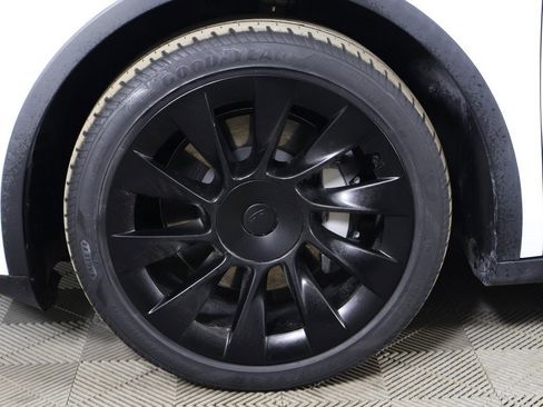 Used 2022 Tesla Model Y Long Range image 24