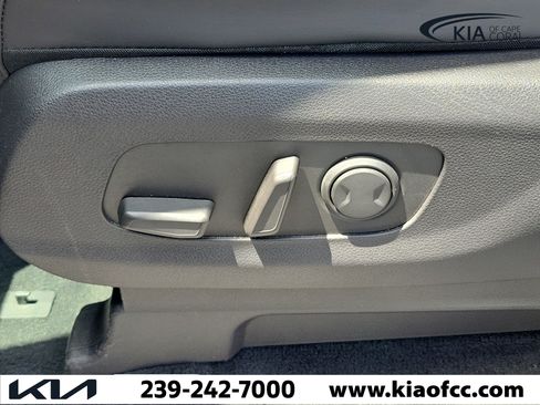 Used 2024 Kia Carnival LX FWD image 21