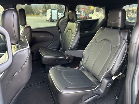 New 2026 Chrysler Pacifica Limited image 9
