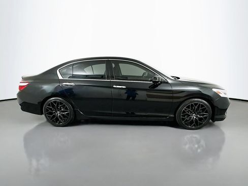 Used 2017 Honda Accord Touring image 4