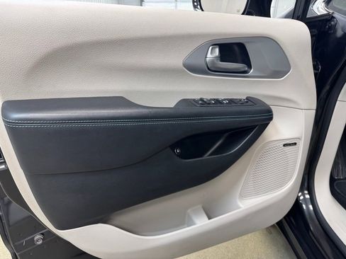 Used 2018 Chrysler Pacifica Limited w/ Advanced Safetytec Group image 4