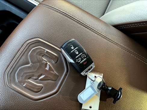 Used 2019 RAM 1500 Laramie AWD/4WD image 35