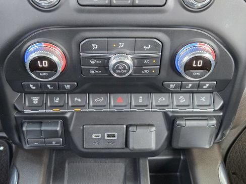 Used 2021 GMC Sierra 2500 Denali w/ Denali Ultimate Package AWD/4WD image 18