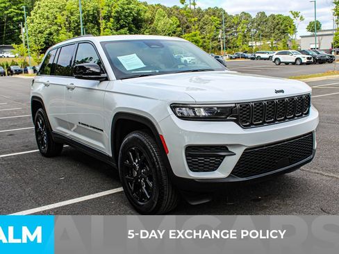 Used 2025 Jeep Grand Cherokee Altitude AWD/4WD image 3