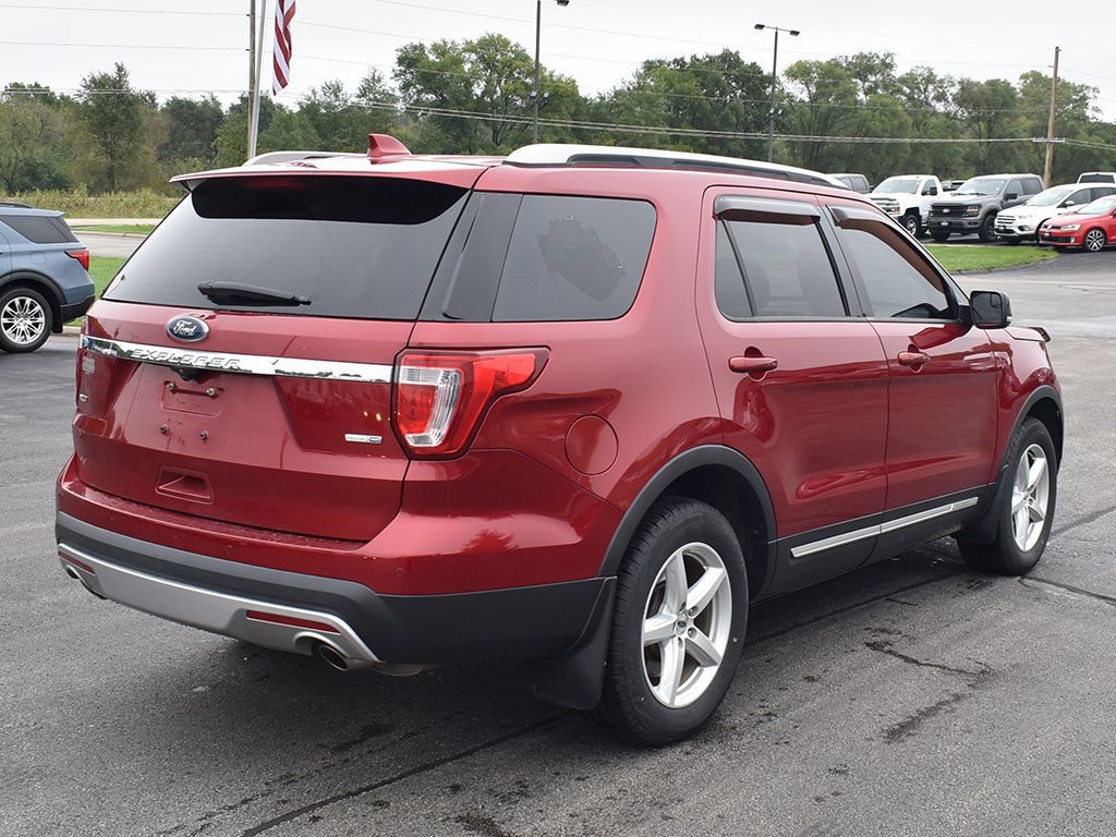 Used 2016 Ford Explorer XLT w/ Equipment Group 202A AWD/4WD image 4