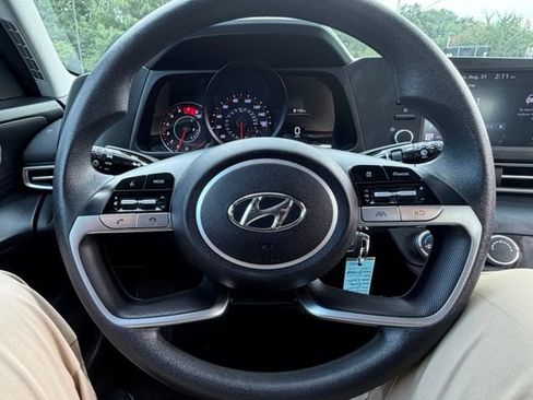 Used 2023 Hyundai Elantra SE w/ Preferred Accessory Package FWD image 34