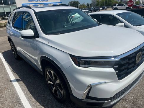Used 2024 Honda Pilot Touring image 2