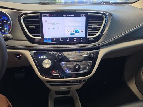 Used 2023 Chrysler Pacifica Touring-L FWD image 24