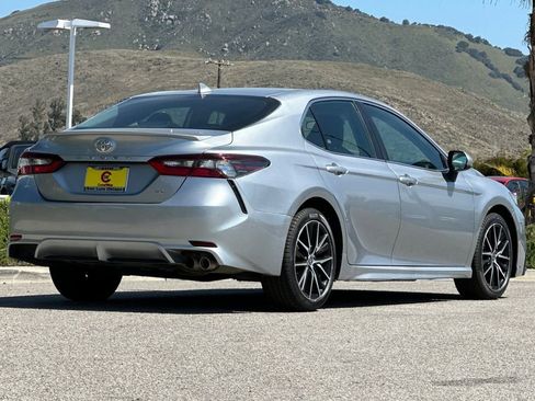Used 2021 Toyota Camry SE FWD image 3