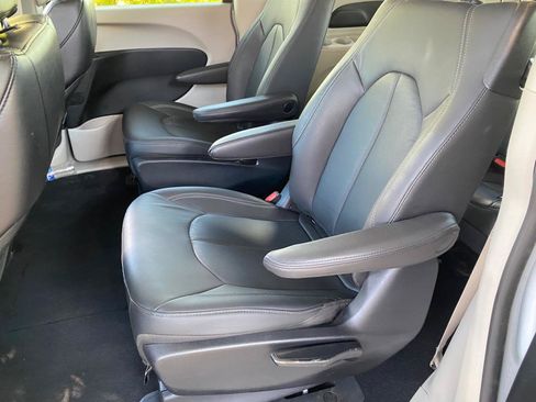 Used 2024 Chrysler Pacifica Limited FWD image 28