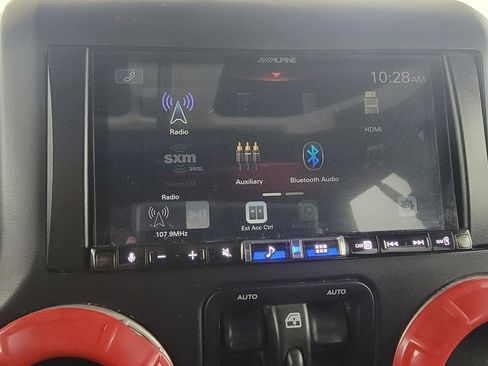 Used 2018 Jeep Wrangler Unlimited Rubicon w/ Connectivity Group image 35