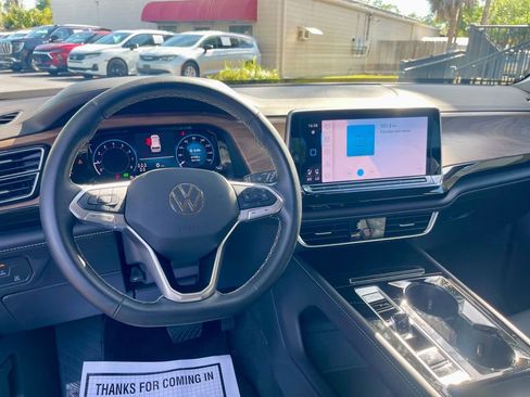 Used 2025 Volkswagen Atlas SE FWD image 14