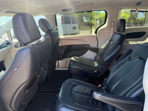 Used 2022 Chrysler Pacifica Touring-L FWD image 17