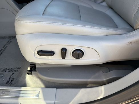 Used 2020 GMC Acadia SLT w/ Driver Alert Package II image 19