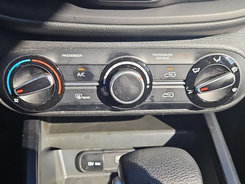 Used 2025 Kia Soul LX w/ LX Technology Package FWD image 22