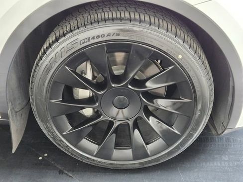 Used 2021 Tesla Model Y Long Range image 9