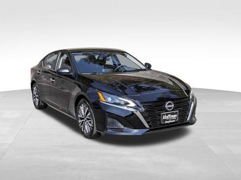 Used 2025 Nissan Altima 2.5 SV FWD image 2