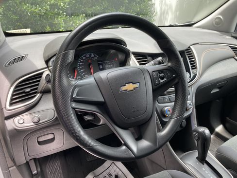 Used 2018 Chevrolet Trax LS FWD image 17