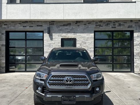 Used 2017 Toyota Tacoma TRD Sport w/ Tow Package (A/T) AWD/4WD image 8