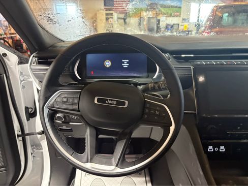 New 2025 Jeep Grand Cherokee Altitude image 15