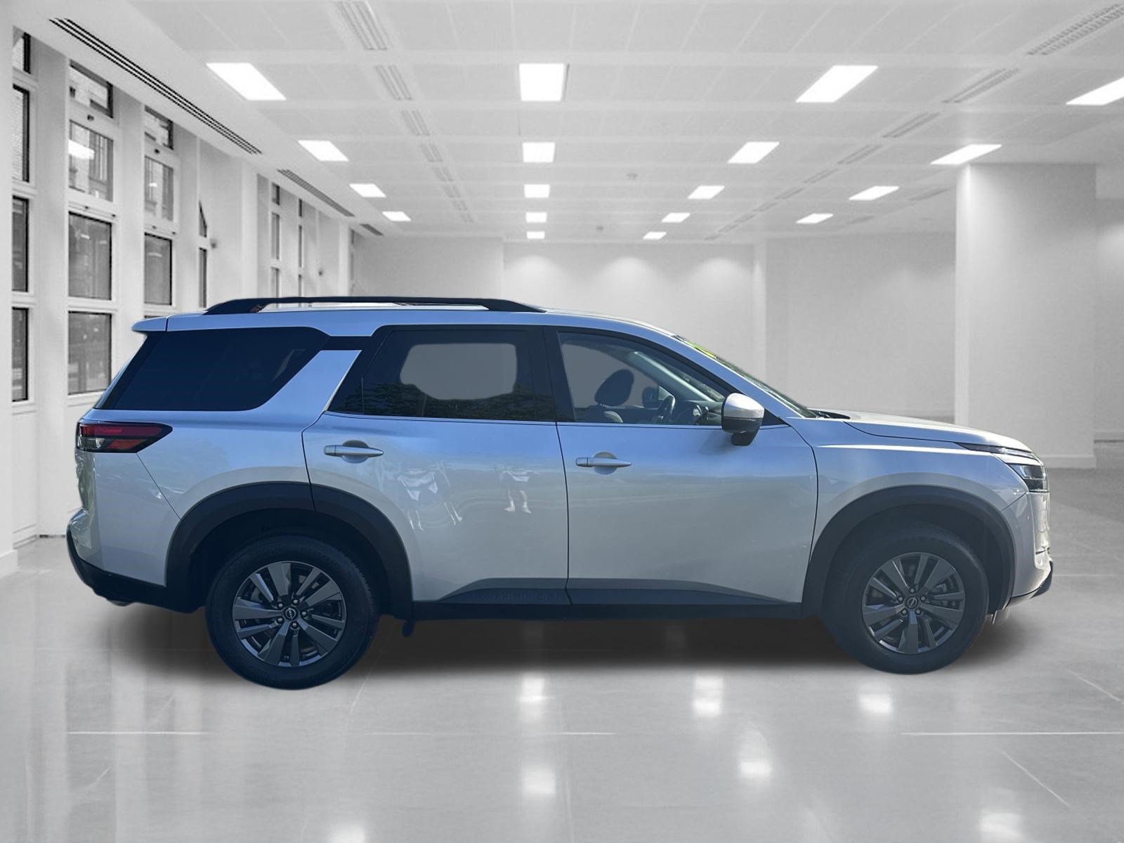 Used 2024 Nissan Pathfinder SV FWD image 4