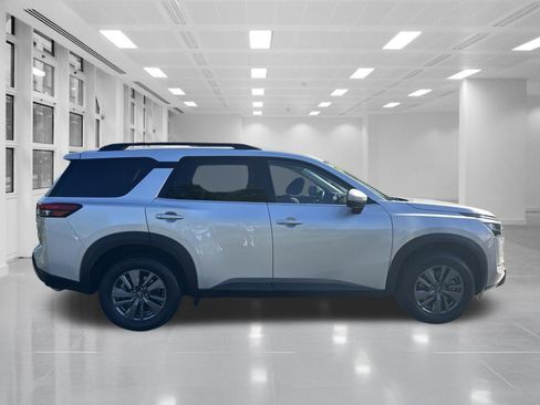 Used 2024 Nissan Pathfinder SV FWD image 4