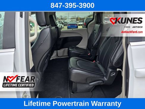 Used 2024 Chrysler Pacifica Touring-L FWD image 19