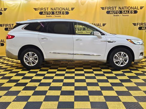 Used 2020 Buick Enclave Essence image 2