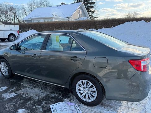 Used 2014 Toyota Camry LE image 4