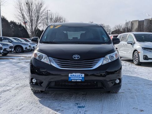 Used 2017 Toyota Sienna XLE Premium image 3