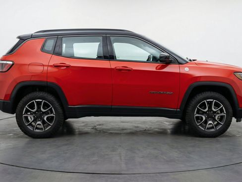 Used 2025 Jeep Compass Trailhawk AWD/4WD image 11