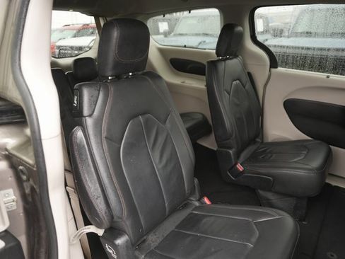 Used 2017 Chrysler Pacifica Touring-L image 18