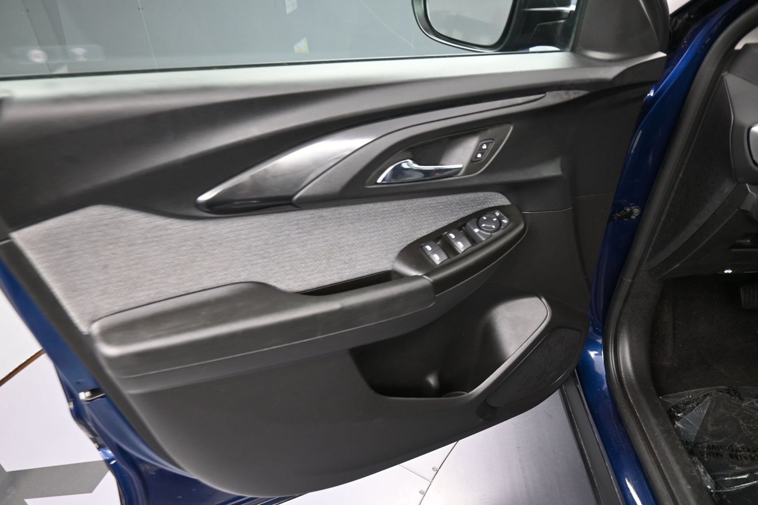 Used 2023 Chevrolet TrailBlazer LS FWD image 13