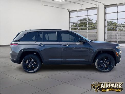 New 2025 Jeep Grand Cherokee Laredo image 3