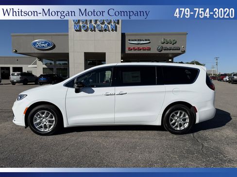 New 2026 Chrysler Pacifica Select image 2