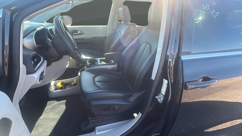 Used 2024 Chrysler Pacifica Touring-L FWD image 9