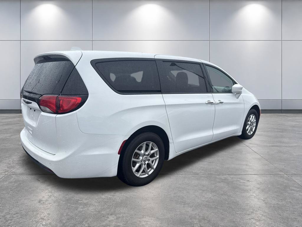 Used 2020 Chrysler Pacifica Touring FWD image 5