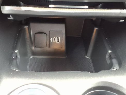 Used 2025 Ford Explorer Active AWD/4WD image 21