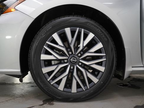 Used 2023 Nissan Altima 2.5 SV w/ SV Premium Package AWD/4WD image 28