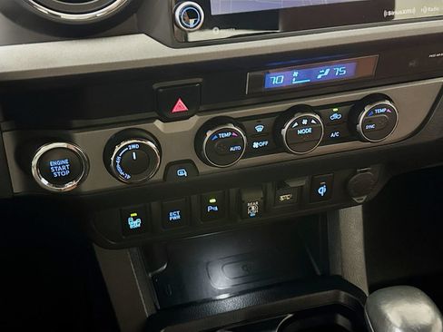 Used 2022 Toyota Tacoma TRD Off-Road w/ Technology Package AWD/4WD image 18