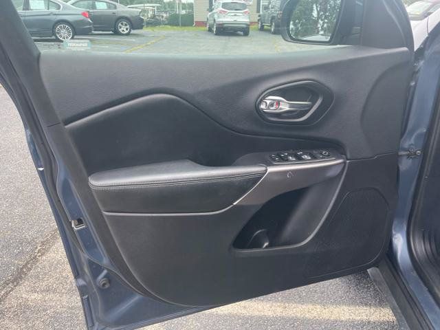 Used 2019 Jeep Cherokee Latitude Plus w/ Cold Weather Group AWD/4WD image 10